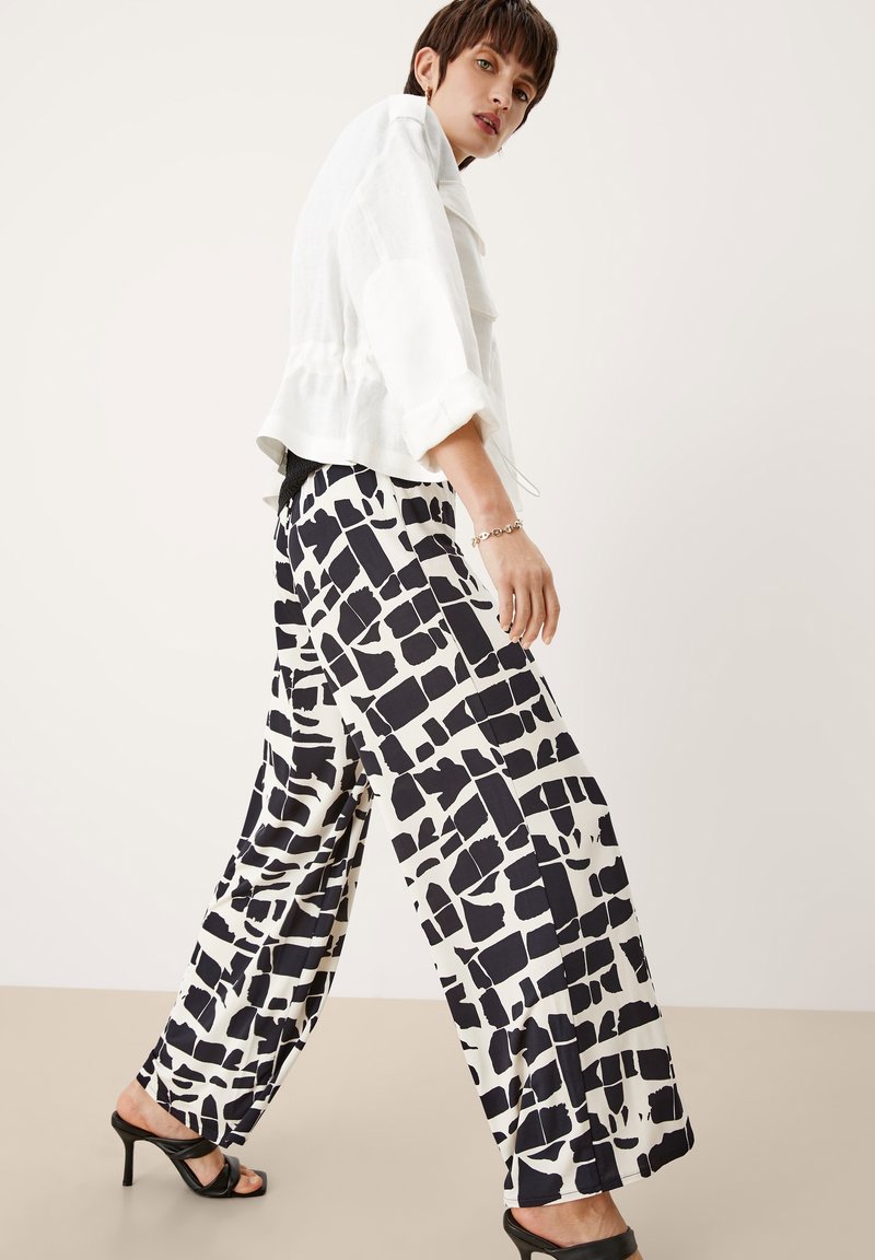 Damen Chinos | s.Oliver BLACK LABEL REGULAR WIDE LEG STRETCH Stoffhose black aop/schwarz - RV90602 Damen Chinos | s.Oliver BLACK LABEL REGULAR WIDE LEG STRETCH Stoffhose black aop/schwarz - RV90602