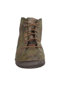 Groene leren enkellaars met bruine veters, textuur bovenkant, ronde neus en een zwarte rubberen zool. Heeft contrasterende stiksel details.