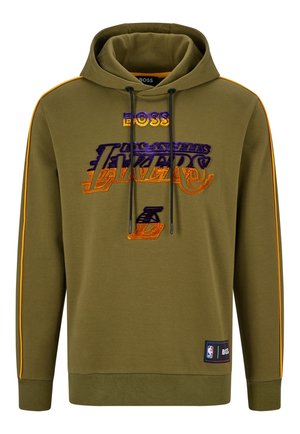 Oliivinvihreä huppari, jossa Los Angeles Lakersin logo violetin ja oranssin sävyissä, keltaiset reunukset hihoissa ja NBA-patchi helmassa.