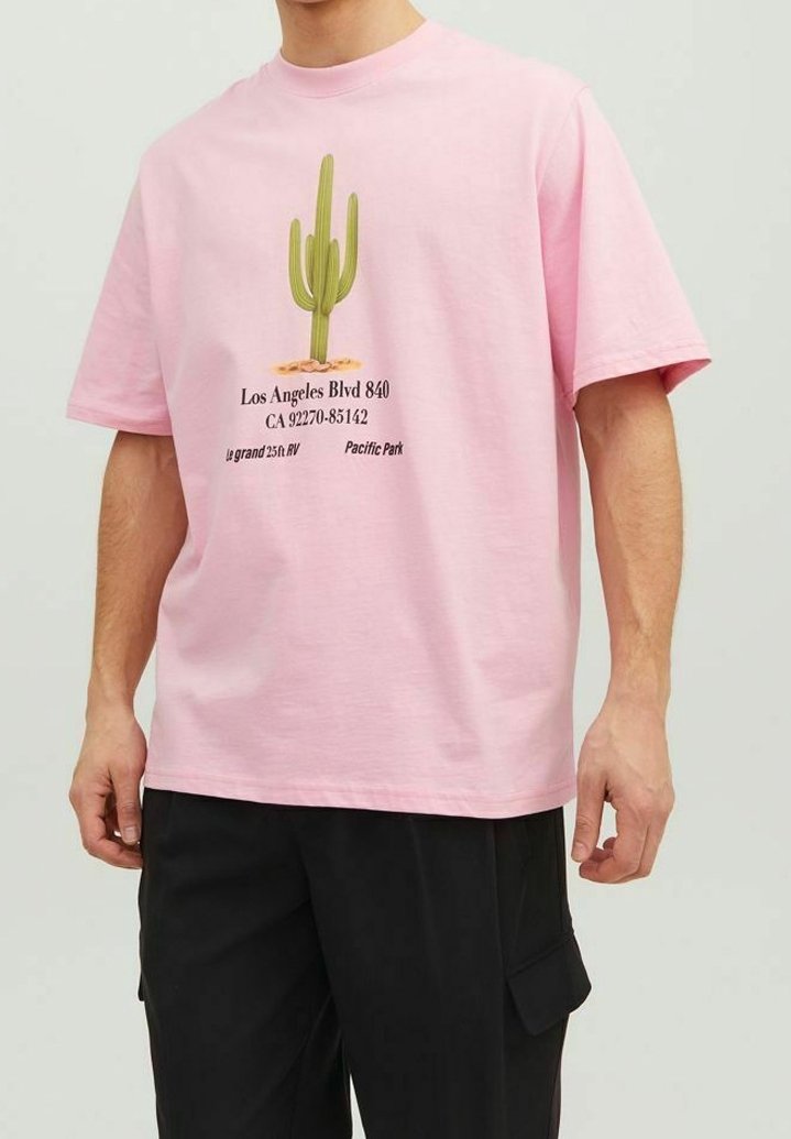 T-shirt en coton rose clair avec un motif de cactus et du texte d'adresse en noir, coupe décontractée avec des manches courtes et un col rond.