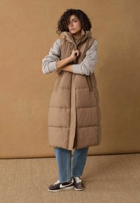 Next REGULAR FIT brązowy