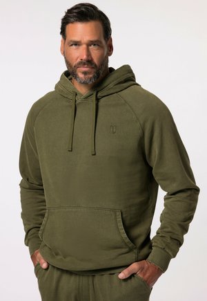 Olijfgroene hoodie met een voorzak, verstelbare trekkoordkap en geborduurd logo. Gemaakt van zachte, gestructureerde stof met raglanmouwen.