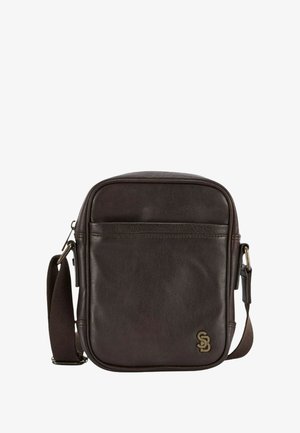 Sac en cuir marron foncé à bandoulière réglable, fermeture zippée, poche avant et petit logo en relief en bas à droite.