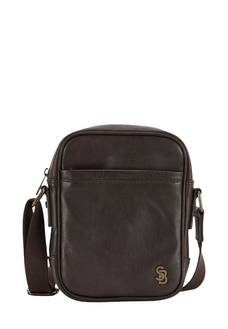 Sac en cuir marron foncé à bandoulière réglable, fermeture zippée, poche avant et petit logo en relief en bas à droite.