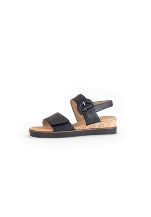 Zwarte leren sandaal met twee brede banden, een gesp-accent en een kurk-wrapped wedge hak. Voorzien van een gevoerd voetbed en een gestructureerde zool.