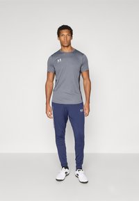 Under Armour CHALLENGER TRAINING - Tréningruha alsók - midnight navy/white