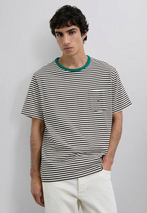Camiseta de rayas en marrón y blanco, con cuello verde y un bolsillo en el pecho. Está hecha de una tela suave, presenta mangas cortas y un corte recto.