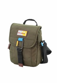 Bolsa de hombro verde de lona con cierre de solapa, correa negra, acentos amarillos y azules, y una etiqueta con un gráfico de montaña.