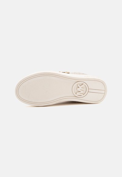 Σόλα ανοιχτό μπεζ sneaker Michael Kors με υφή για κράτημα και λογότυπο MK κοντά στη φτέρνα σε λευκό φόντο.