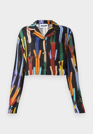 Skraćena crna majica s šarenim uzorcima zatvarača, kopčanjem na dugmad i džepom na prsima. Napravljena od laganog materijala s glatkom teksturom.