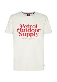 Hvid bomulds-T-shirt med stor rød tekst "Petrol Outdoor Supply" og mindre sort tekst nedenunder. Korte ærmer, rund halsdesign.
