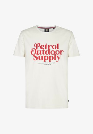 Fehér pamut póló, nagy piros felirattal: "Petrol Outdoor Supply", alatta kisebb fekete szöveggel. Rövid ujjú, kerek nyakú kialakítás.