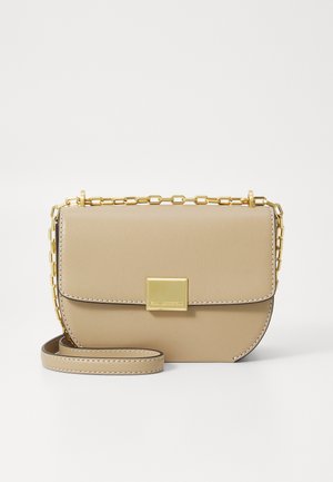 Bolsa de couro bege com forma curvada, alça de corrente dourada e fecho magnético quadrado. Apresenta costura contrastante ao longo das bordas.