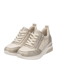 Lys beige sneakers med tekstureret stof, dekorativ syning og en lynlås på siden. Har en polstret sål og en let platform.