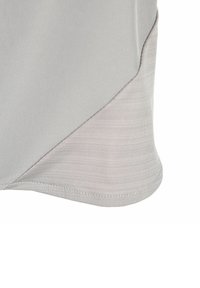 Graues T-Shirt mit glatter Textur, das ein diagonales Paneeldesign aufweist. Der Saum ist leicht abgerundet und hat kontrastierende Nähte.