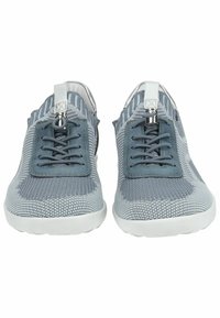 Sneaker sportive con tomaia in maglia blu-grigia, tessuto testurizzato, lacci elastici e suola bianca e imbottita per il comfort.