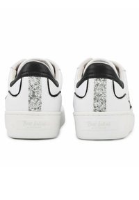 Baskets blanches avec des accents noirs. Rayure pailletée sur le talon, texture en cuir lisse, bout rond et semelle épaisse blanche. Logo de la marque sur le côté.