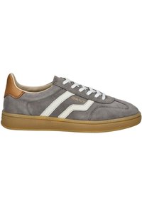 Sneaker in suede grigio con dettagli bianchi, tacco beige e lacci bianchi. Presenta una suola in gomma testurizzata e un sottile dettaglio del logo sul lato.