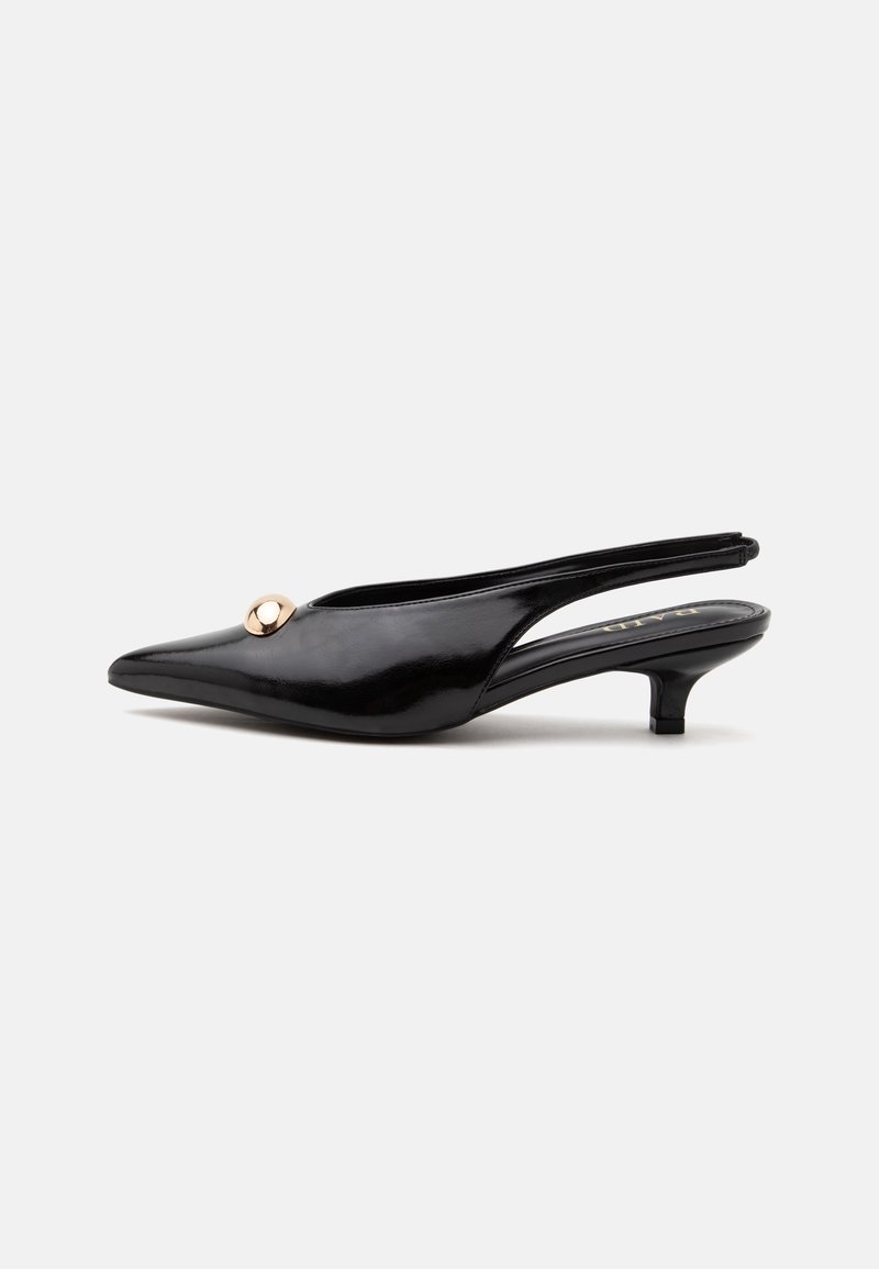 Escarpin slingback noir en cuir verni à petit talon kitten, avec un bout pointu et un petit ornement rond doré sur le dessus.