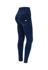 Tummansiniset korkeavyötäröiset farkut kapealla istuvuudella, näkyvillä saumoilla ja kahdella takataskulla, joissa on pieni logoyksityiskohta.