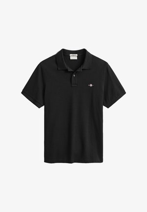 Mustast puuvillast polo-särk, millel on kahe nupuga riba, lühikesed varrukad ja vasakul rinnal väike tikandiga logo.