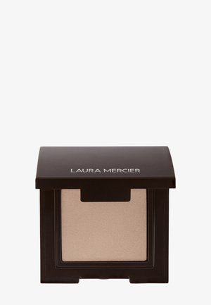 Kompaktpudder i et firkantet svart etui med glidende topp, som inneholder et lys beige teksturetert pudder. Merket viser "LAURA MERCIER."