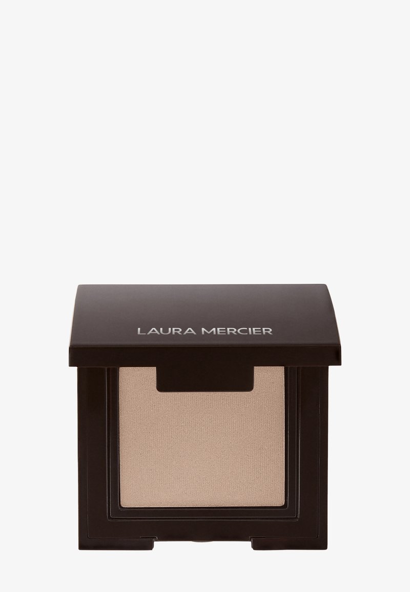 Kompaktpuder in einer quadratischen schwarzen Verpackung mit einem schiebbarenDeckel, enthält ein hellbeiges strukturiertes Puder. Das Etikett lautet "LAURA MERCIER."