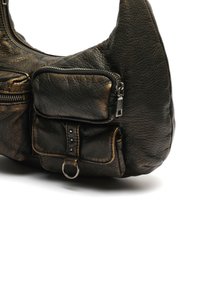 Zwarte leren schoudertas met een gestructureerd oppervlak, ritszakken en een ringaccent. Gebogen vorm met een ruime indeling.