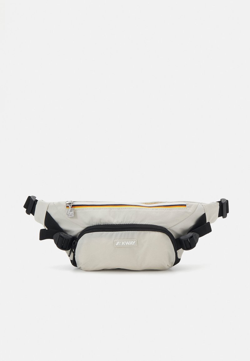 Φανελάκι σε ανοιχτό γκρι νάιλον με μαύρες λεπτομέρειες. Διαθέτει κύριο θάλαμο με φερμουάρ στην κορυφή με πορτοκαλί λεπτομέρειες και μπροστά τσέπη με φερμουάρ.