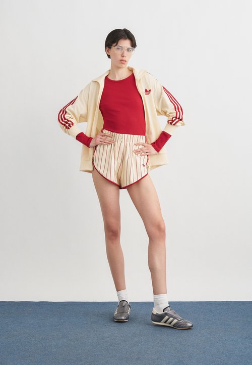 adidas PINSTRIPE - Shorts - warm vanilla/team victory red — photo 2