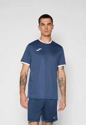 Marine sportshirt en shorts met witte afwerking. Korte mouwen, ronde halslijn, gladde stof, premium logo op de linkerkant van de borst.