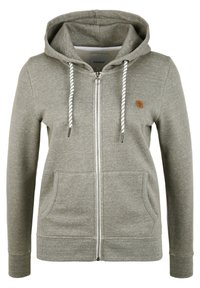 Siva zip-up dukserica napravljena od mekanog materijala, s kapuljačom na vezanje, prednjim džepovima i logom. Glatka tekstura s rebrastim manžetama i rubom.