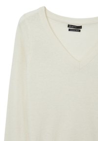 Maglione a maniche lunghe in misto cashmere color crema con scollo a V e etichette del marchio e del materiale visibili all'interno del colletto.