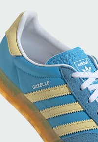 adidas Originals GAZELLE INDOOR - Sapatilhas - semi blue burst   almost yellow   cloud white