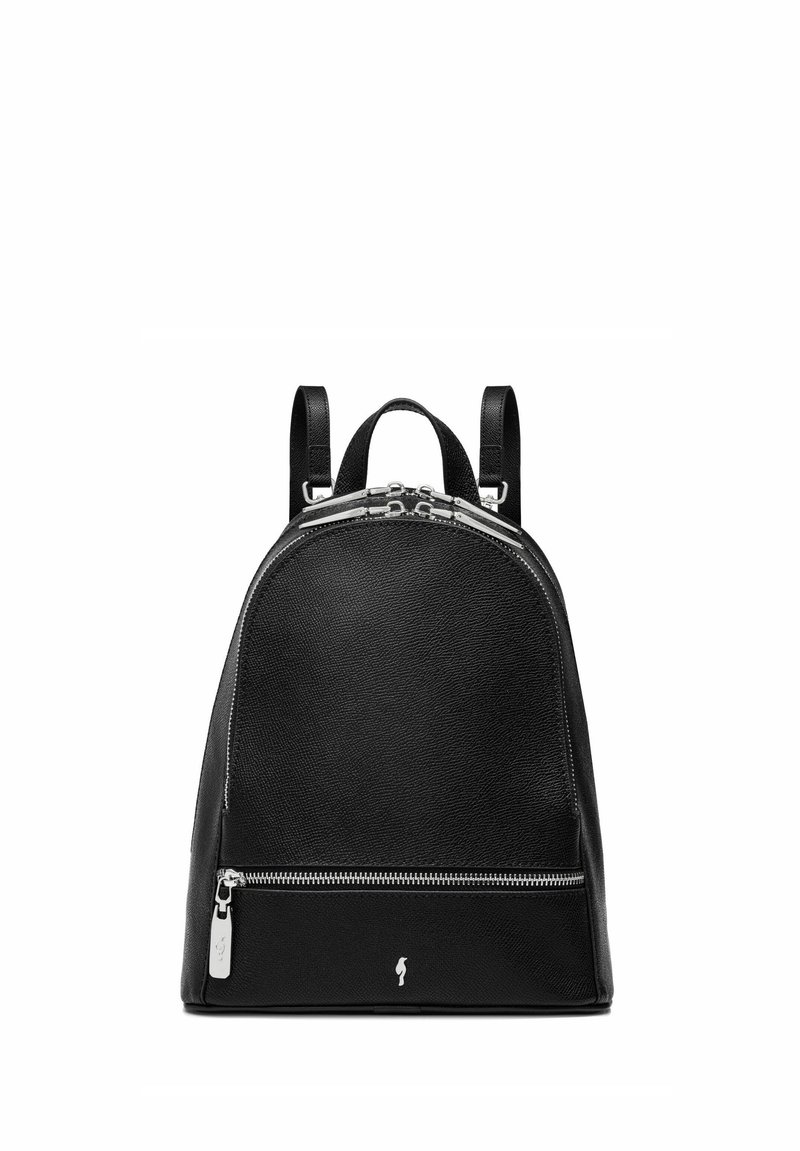 Czarna skórzana plecak z zaokrąglonym wierzchem, srebrnymi elementami i przednią kieszenią na zamek błyskawiczny. Teksturowana powierzchnia z regulowanymi ramiączkami.