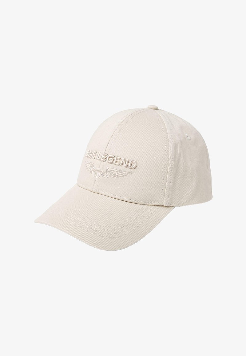 Casquette de baseball beige avec une visière incurvée, texte brodé "PME LEGEND" au-dessus d'un motif d'aile sur le panneau avant.