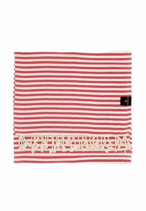 Červenobiela pruhovaná zložená látka s došitými strapcami na okrajoch a čiernou štítkou na jednej strane.