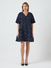 Tamsiai mėlyna suknelė su V formos iškirpte, trumpomis rankovėmis, tekstūruota medžiaga, dekoruota šviesiai mėlynomis akcentais ir fringo detalėmis, pločio gale.