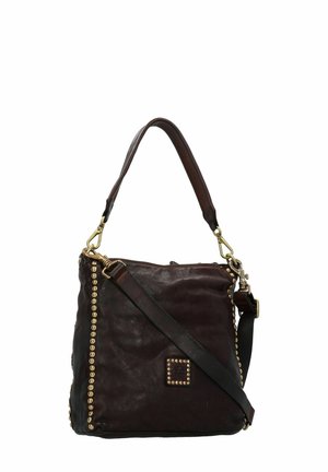 Borsa a spalla in pelle marrone con finitura texture, dotata di borchie dorate lungo il lato, manico superiore e tracolla regolabile.
