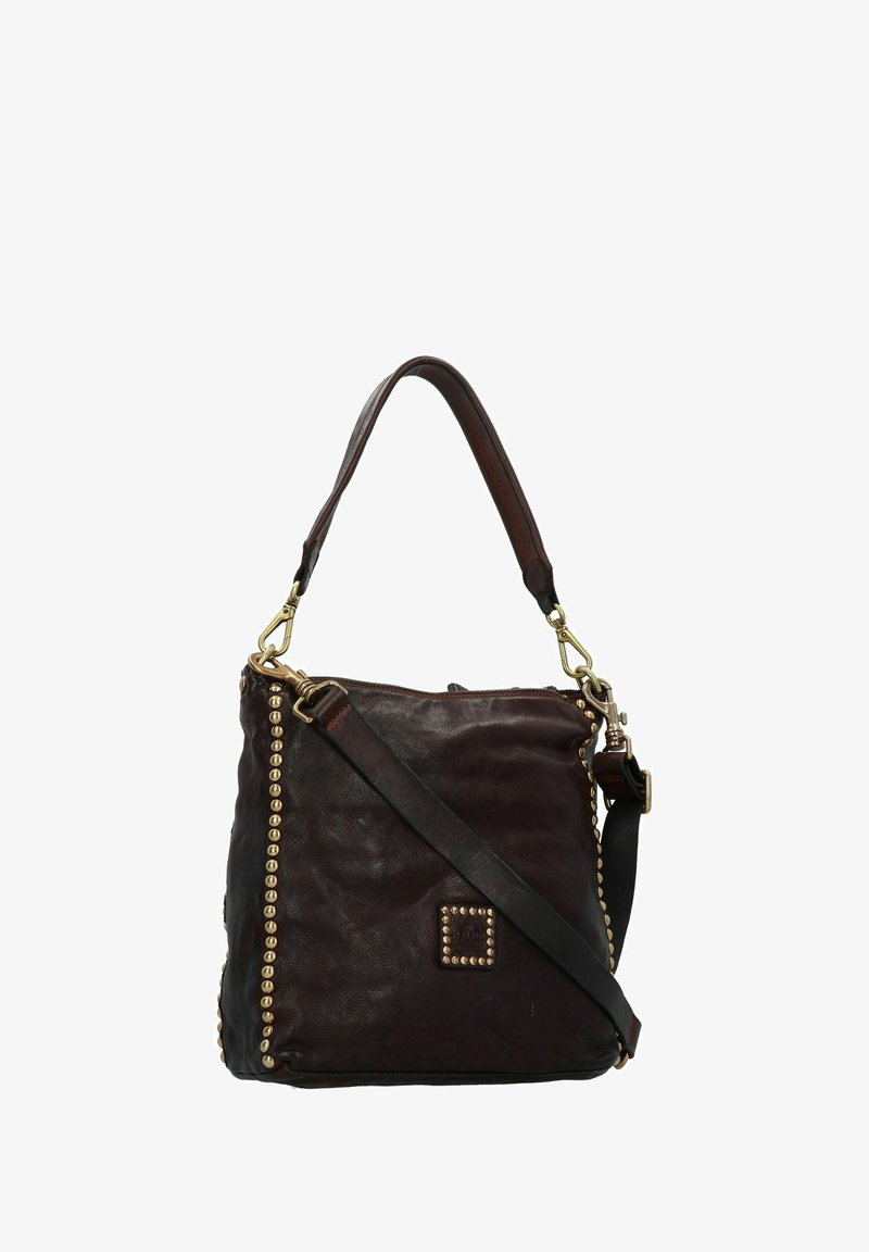 Braune Leder-Schultertasche mit strukturiertem Finish, versehen mit goldfarbenen Nieten entlang der Seite, einem oberen Handgriff und einem verstellbaren Träger.