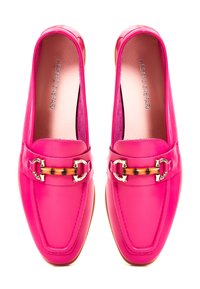 Felle roze leren loafers met een platte zool, voorzien van een gouden hardwareaccent en een ronde neus. Glad textuur met stiksels.