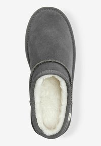 Grå hjemmesko lavet af blødt semsket læder med en hyggelig hvid faux pelsforing. Rundet form med en syet kantdesign og skjult mærkelabel.
