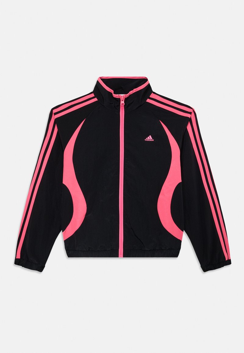 Jaqueta atlética preta com detalhes em chamas cor-de-rosa, fecho éclair à frente, gola alta e três riscas cor-de-rosa em cada ombro. Feita de tecido leve.