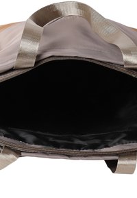 Grå tygväska med dragkedjestängning och två texturerade remmar; har en slät inredning i svart. Öppen vy ovanifrån, inga yttre detaljer.