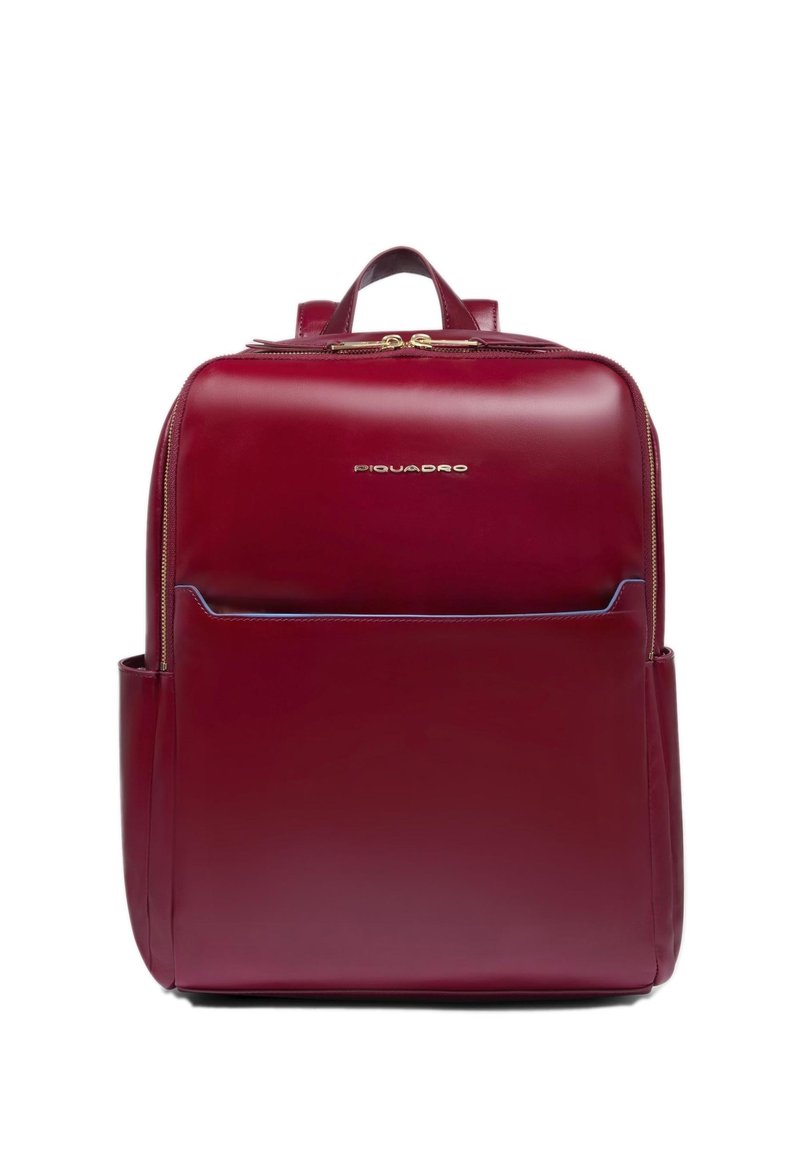 Rode leren rugzak met een gladde textuur, voorzien van een bovenhandvat, ritssluiting en voorvak. Logo zichtbaar aan de voorkant.