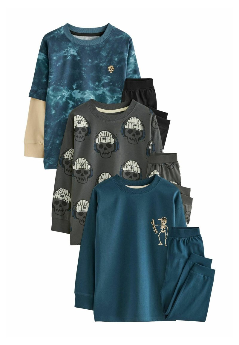 Conjunto de dos camisetas de manga larga y tres pantalones. Incluye un diseño de neblina en color navy, uno gris con estampado de calaveras y otro color teal con un gráfico de esqueleto.