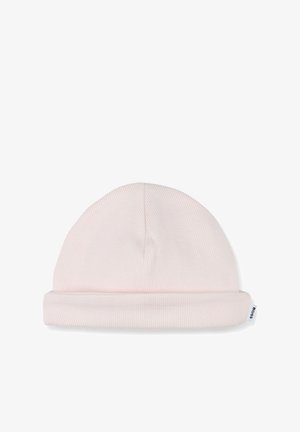 Bonnet en tricot rose clair avec un revers, comportant une étiquette avec le nom de la marque. Tissu doux avec une texture lisse.