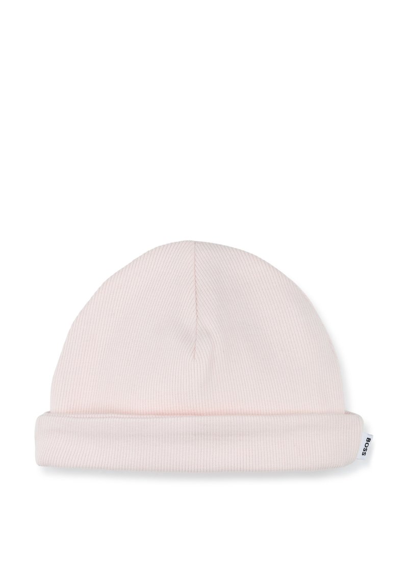 Bonnet en tricot rose clair avec un revers, comportant une étiquette avec le nom de la marque. Tissu doux avec une texture lisse.