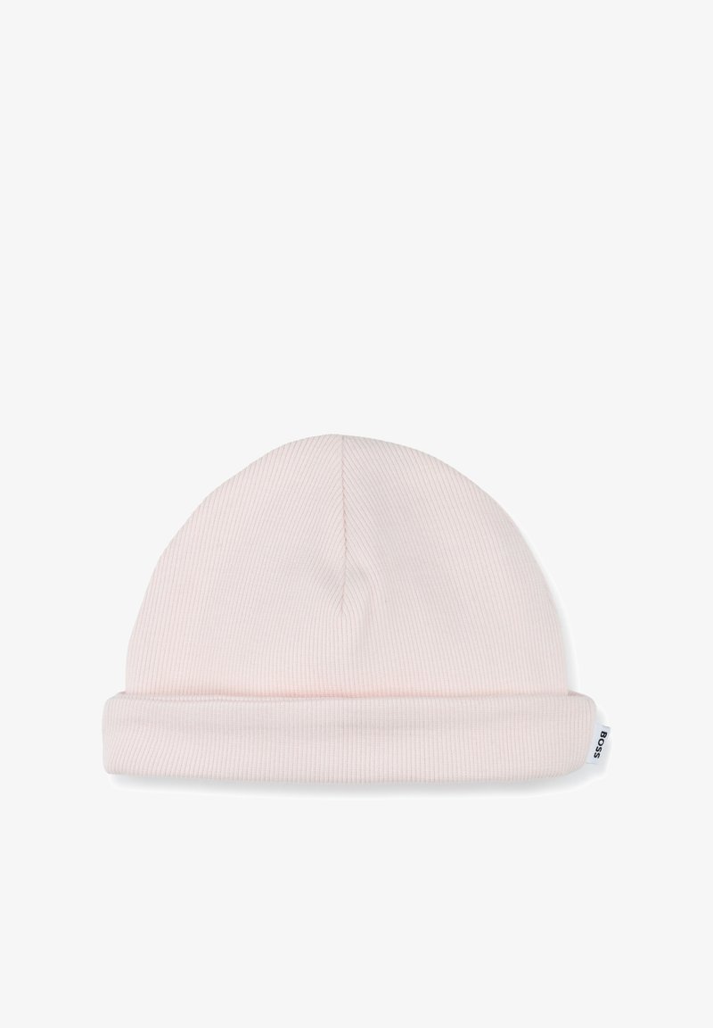 Bonnet en tricot rose clair avec un revers, comportant une étiquette avec le nom de la marque. Tissu doux avec une texture lisse.