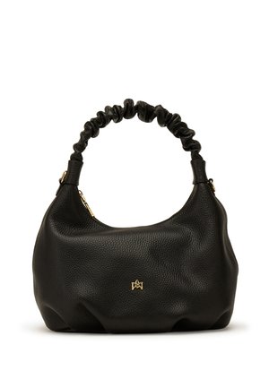 Sac à main en cuir noir texturé avec poignée froncée et petit logo doré sur le devant, présenté sur fond blanc.